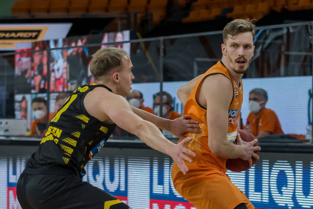 2025年F1中国大奖赛门票已基本售罄！它，拉响引擎！或超22万人次参与！央视财经.