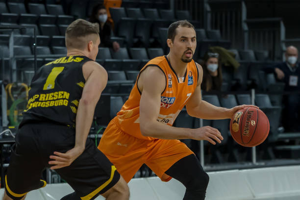 斯基拉：谢什科与曼联签下5+1合同，年薪800万